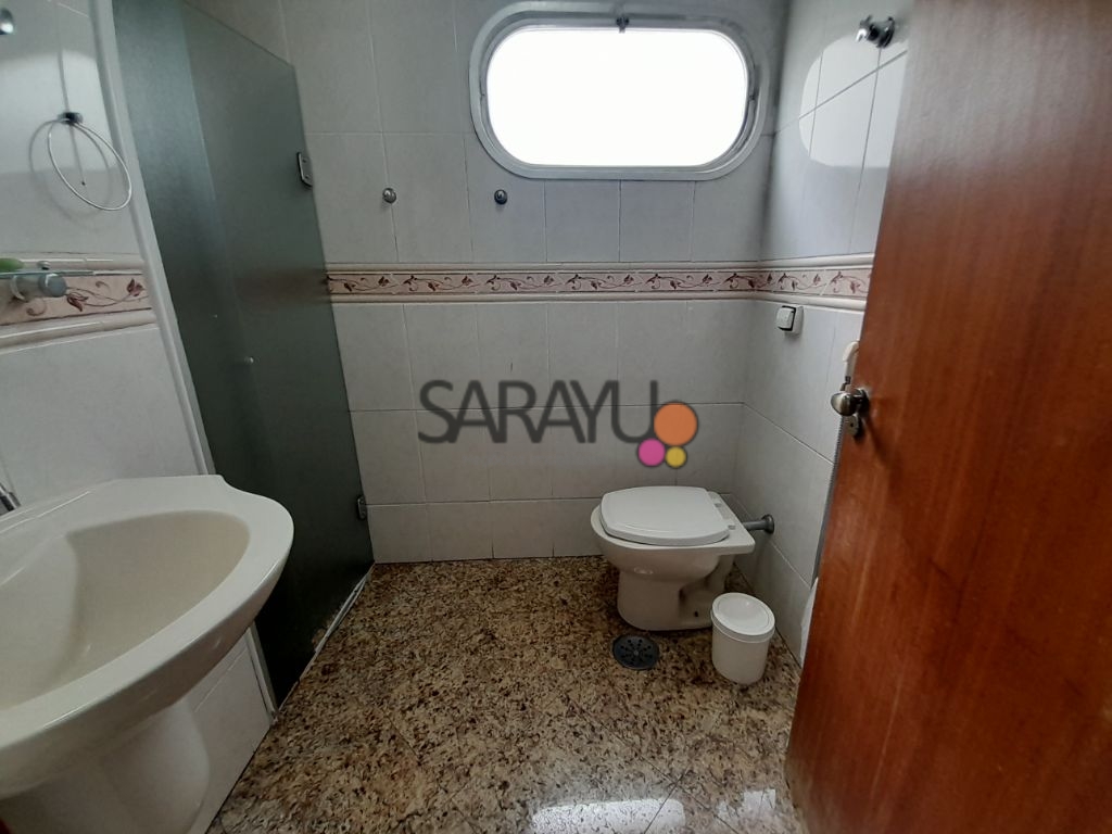 Apartamento Padrão de 03 dormitórios para locação anual na Praia da Enseada.