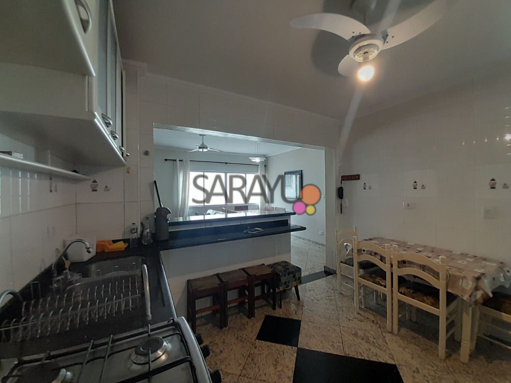 Apartamento Padrão de 03 dormitórios para locação anual na Praia da Enseada.