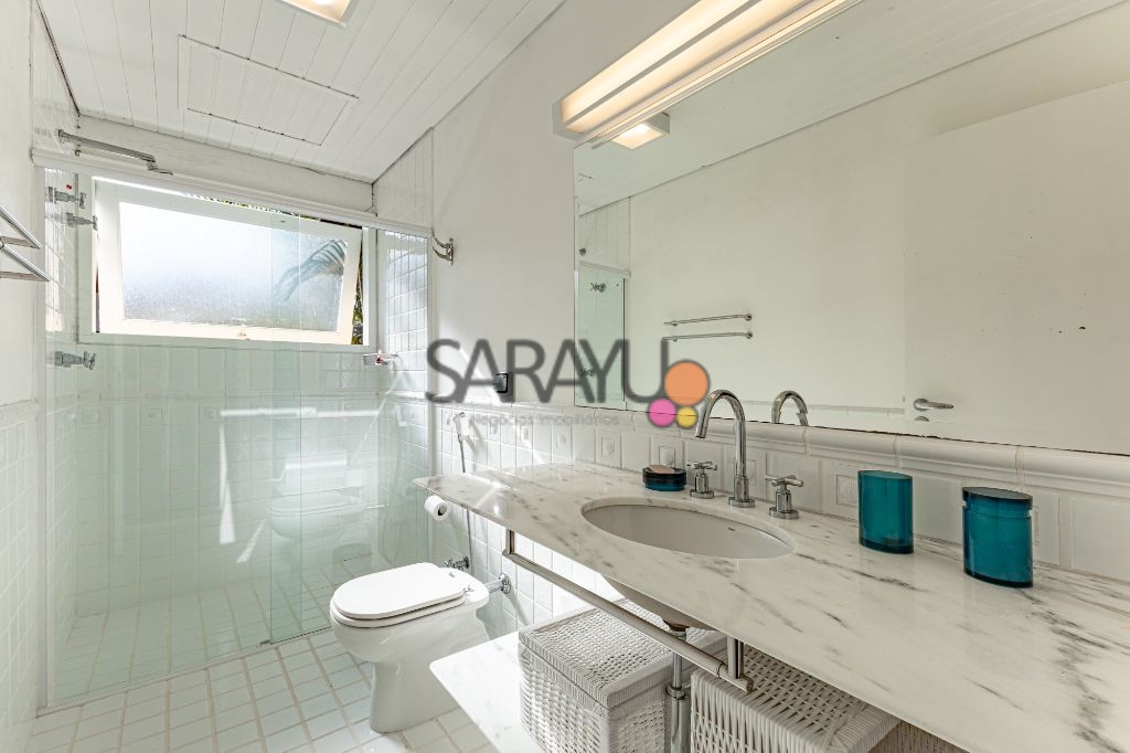 Casa de alto padrão na Praia da Baleia, São Sebastião - 7 suítes, piscina e vista para o mar!