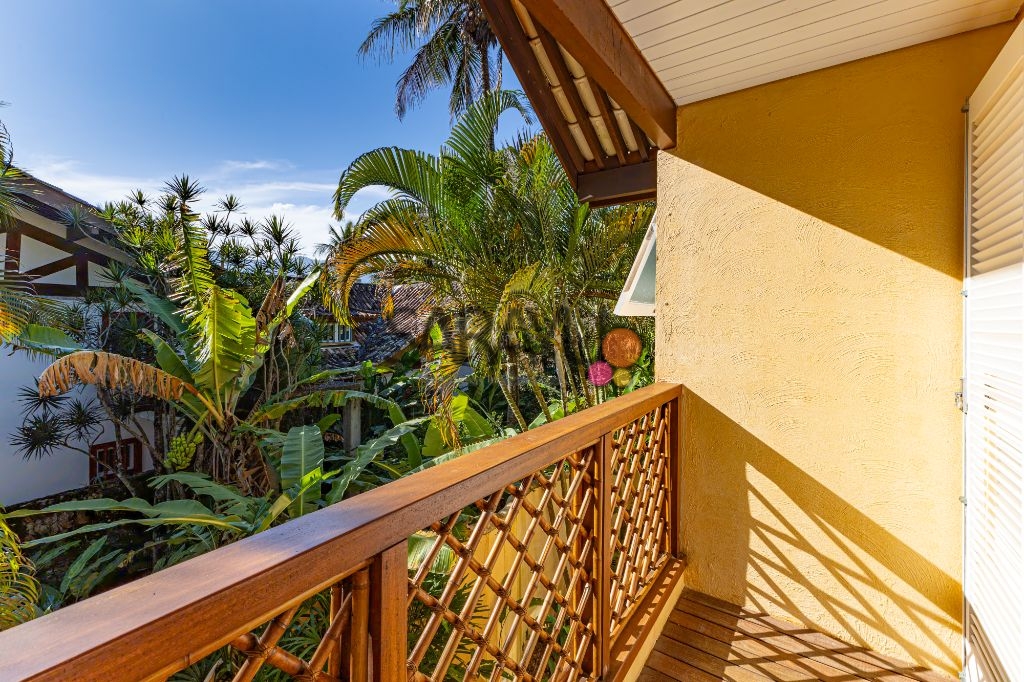 Casa de alto padrão na Praia da Baleia, São Sebastião - 7 suítes, piscina e vista para o mar!