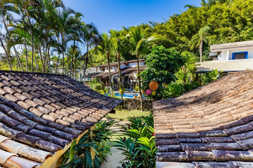 Casa de alto padrão na Praia da Baleia, São Sebastião - 7 suítes, piscina e vista para o mar!