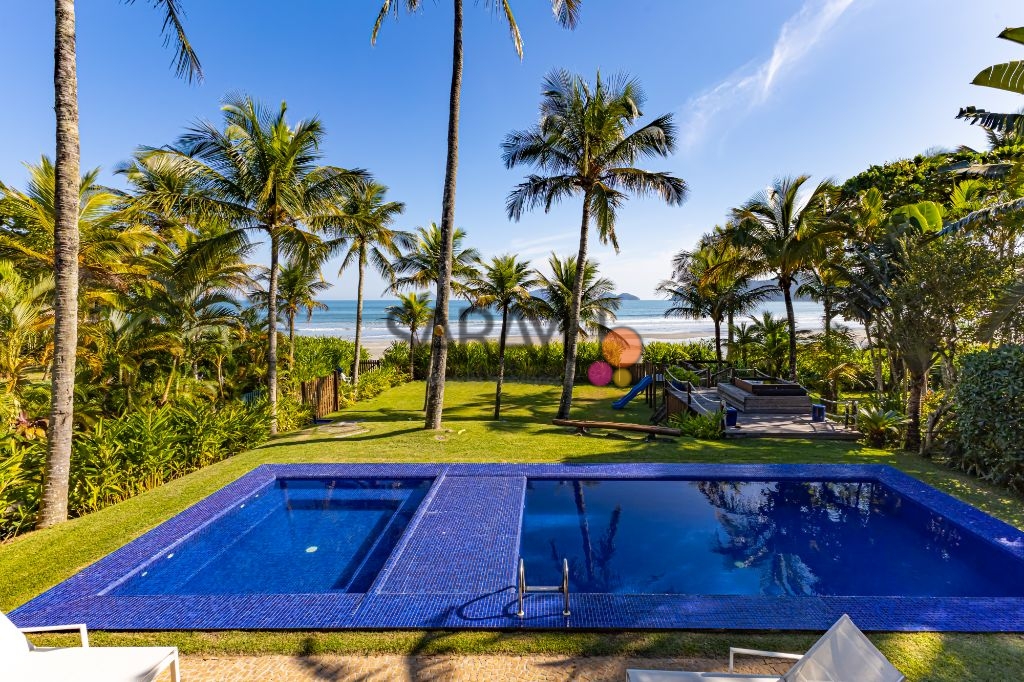 Casa de alto padrão na Praia da Baleia, São Sebastião - 7 suítes, piscina e vista para o mar!