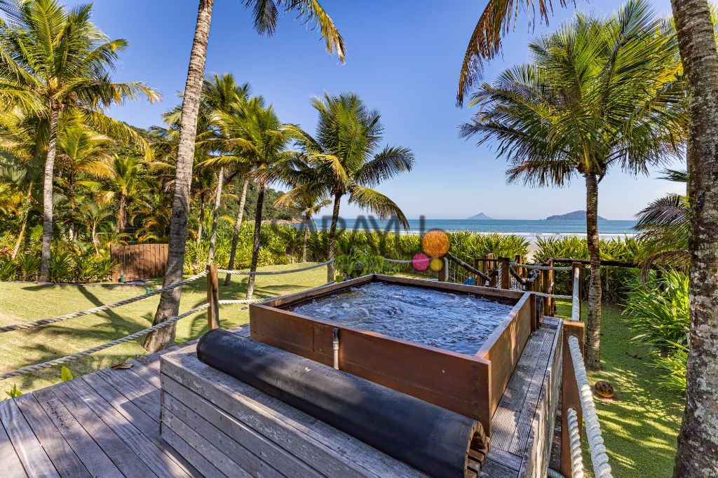 Casa de alto padrão na Praia da Baleia, São Sebastião - 7 suítes, piscina e vista para o mar!
