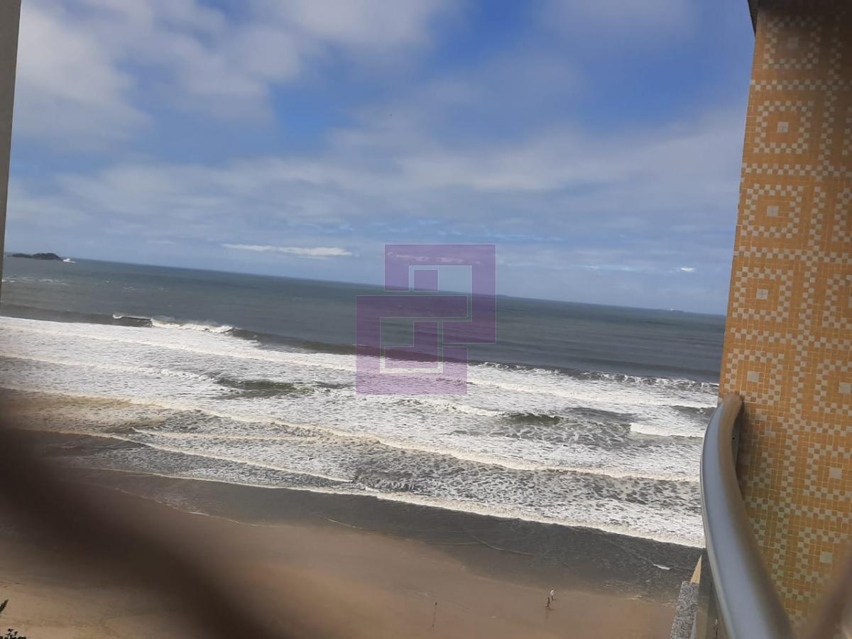 Pitangueiras, pé na areia. Próximo ao resturante Avelinos.