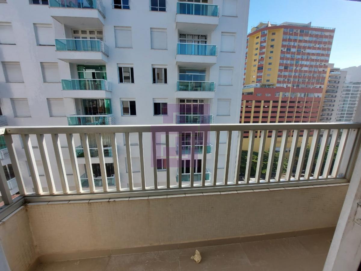 Praia da pitangueiras, vista para o Mar apartamento todo reformado , pé na areia .