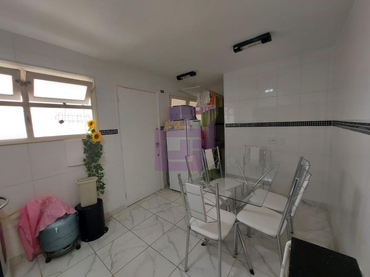 Praia da pitangueiras, vista para o Mar apartamento todo reformado , pé na areia .