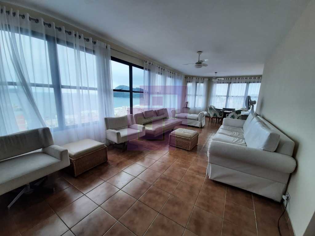 Cobertura Duplex! Poucos metros da Praia do Tombo.