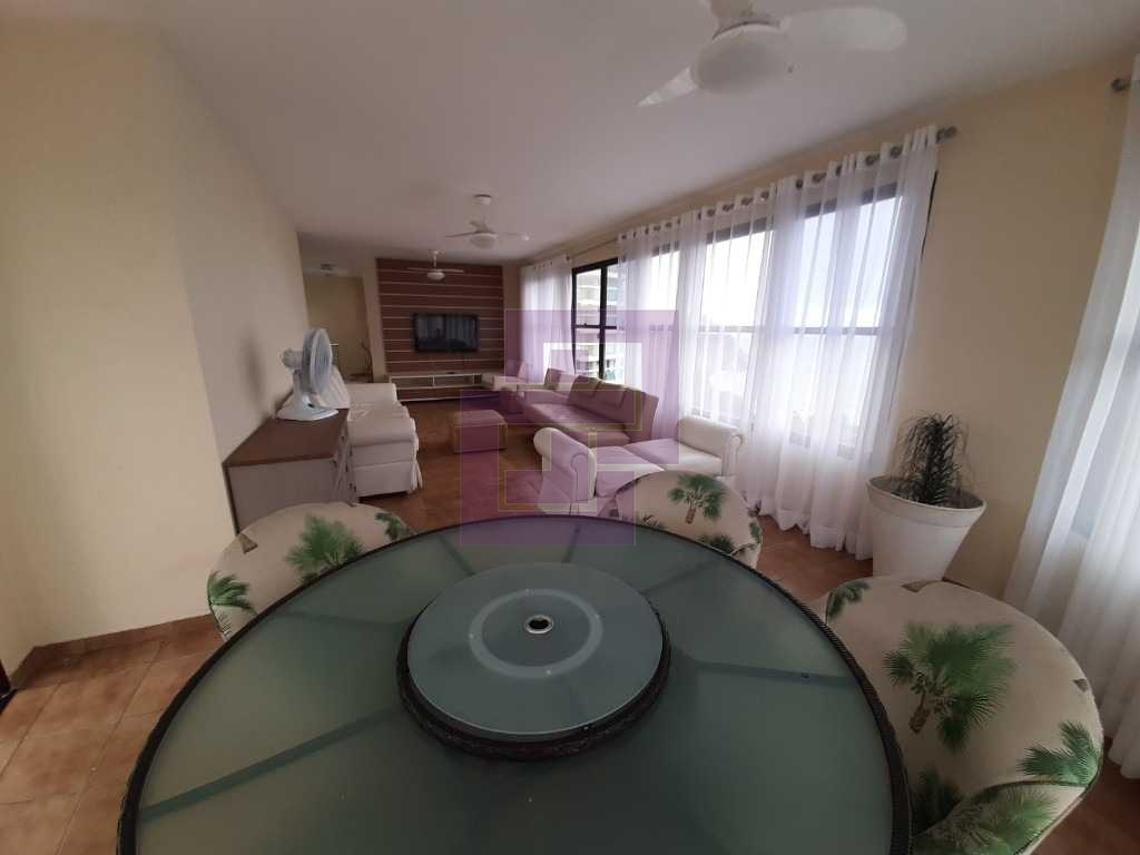 Cobertura Duplex! Poucos metros da Praia do Tombo.