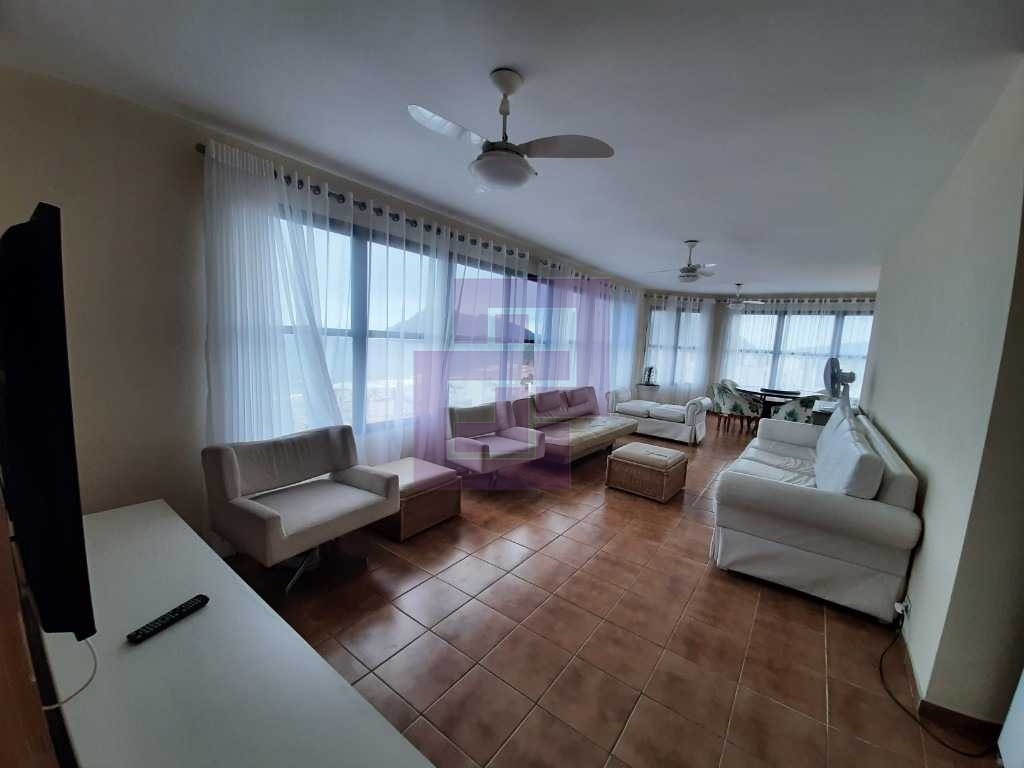 Cobertura Duplex! Poucos metros da Praia do Tombo.