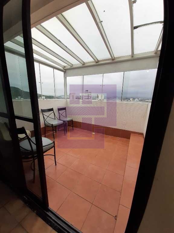 Cobertura Duplex! Poucos metros da Praia do Tombo.
