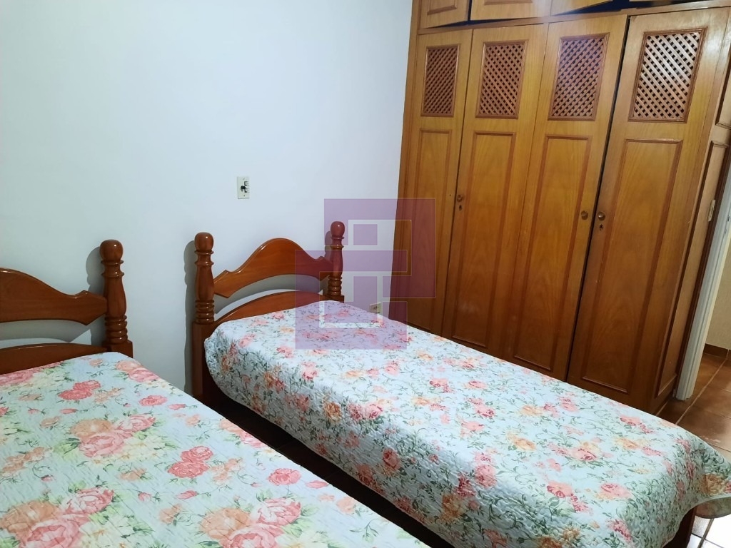 Cobertura Duplex. Enseada, localizada a uma quadra da Praia.