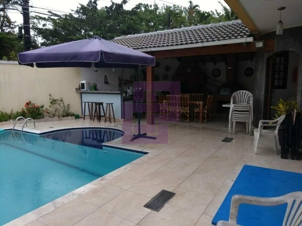 Lindo sobrado em condominio fechado.