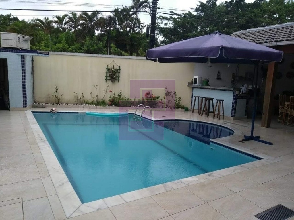 Lindo sobrado em condominio fechado.