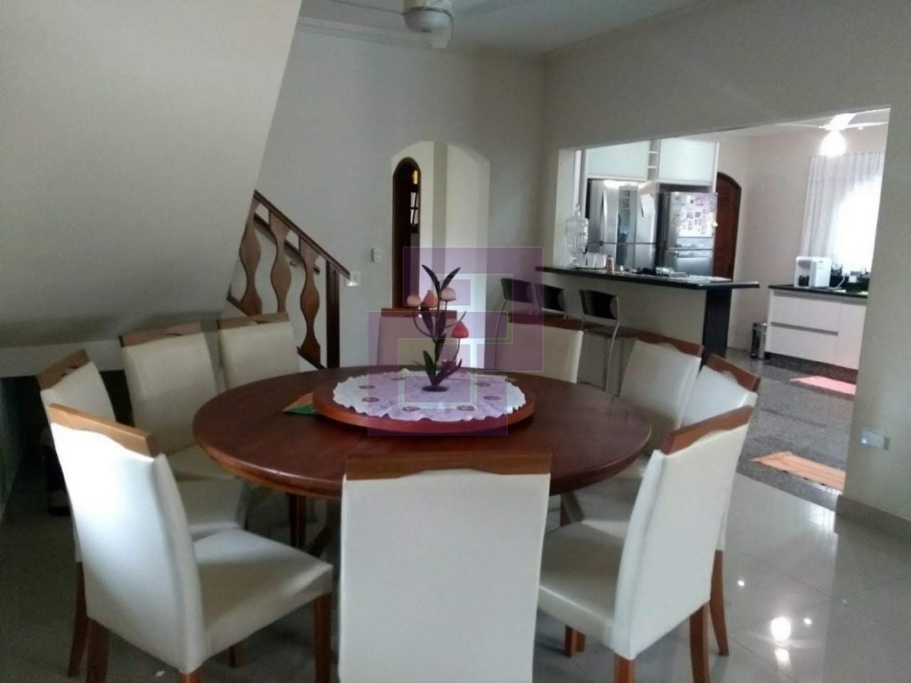 Lindo sobrado em condominio fechado.