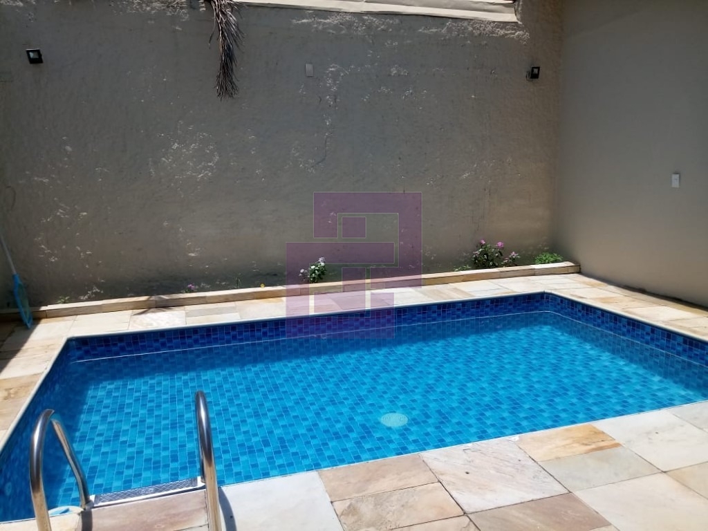 Casa bem localizada.Enseada!