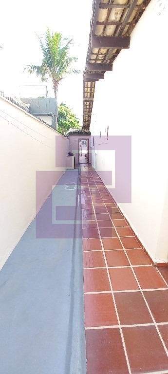 Casa bem localizada.Enseada!