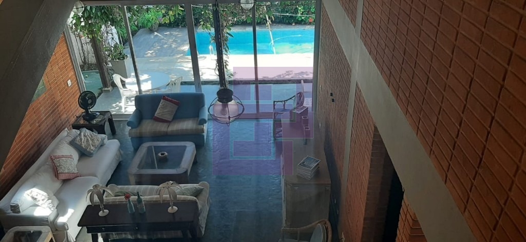 Casa bem localizada.Enseada!