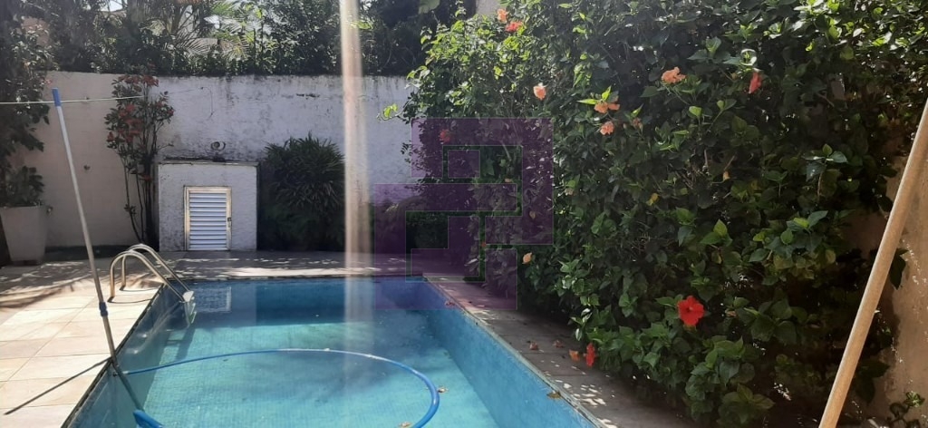 Casa bem localizada.Enseada!