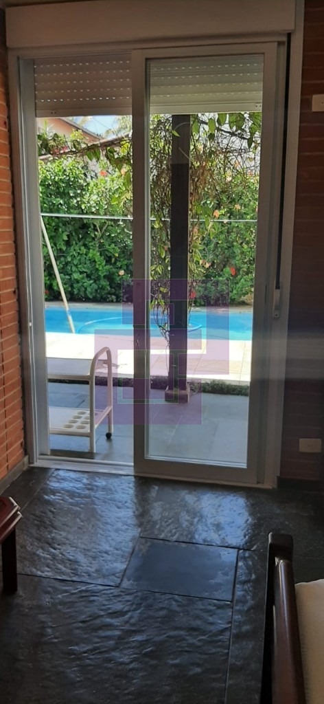 Casa bem localizada.Enseada!