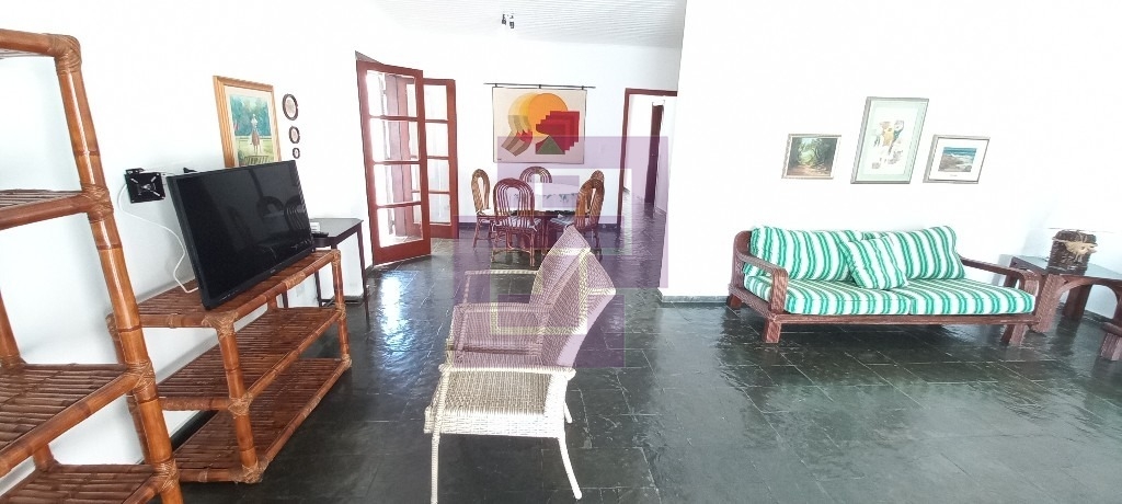 Casa bem localizada.Enseada!