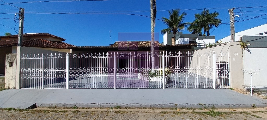Casa bem localizada.Enseada!