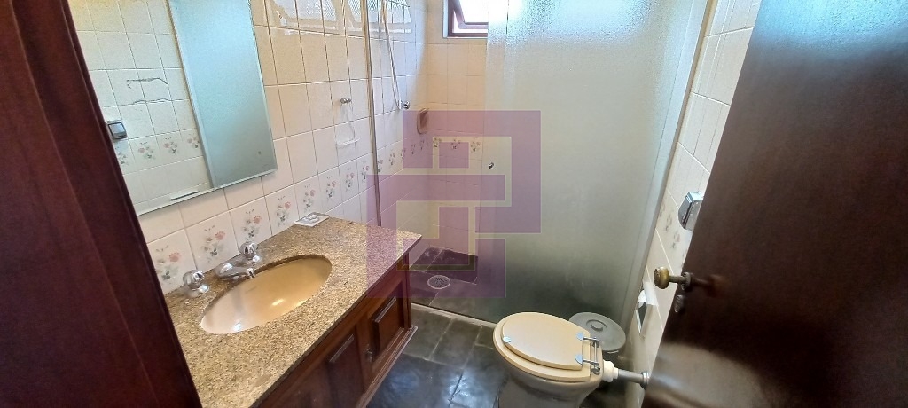 Casa bem localizada.Enseada!