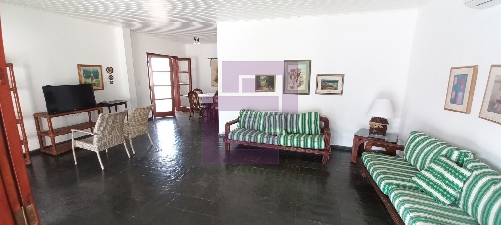 Casa bem localizada.Enseada!