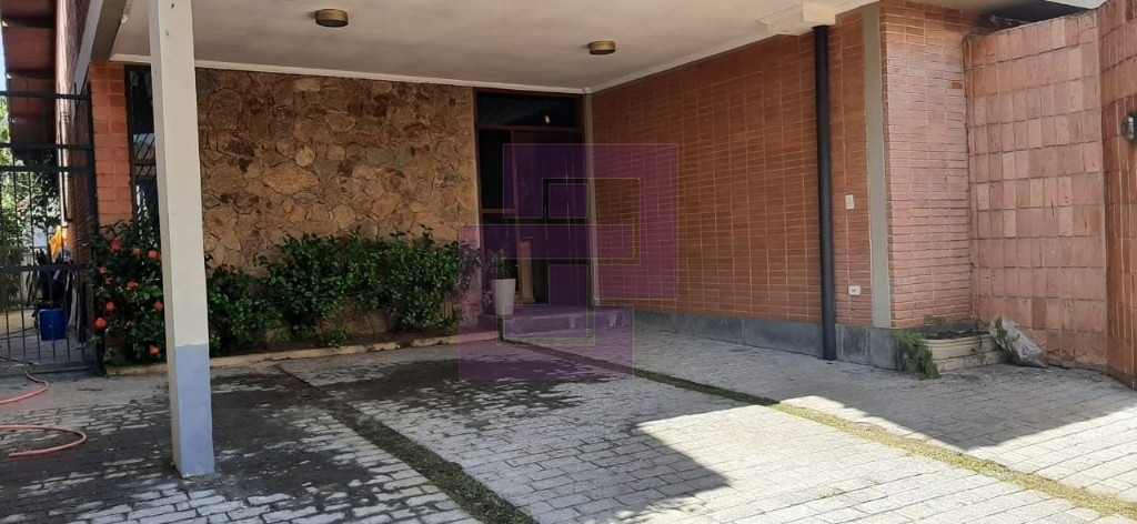 Casa bem localizada.Enseada!