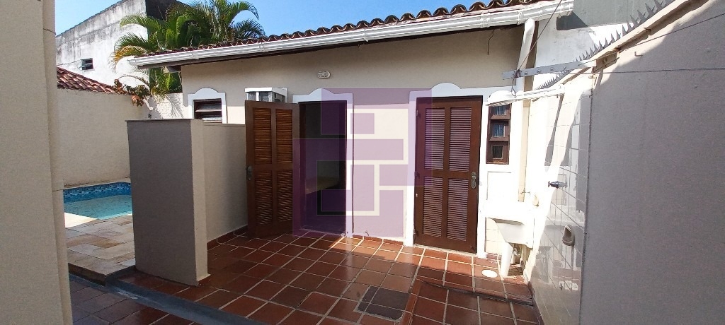 Casa bem localizada.Enseada!