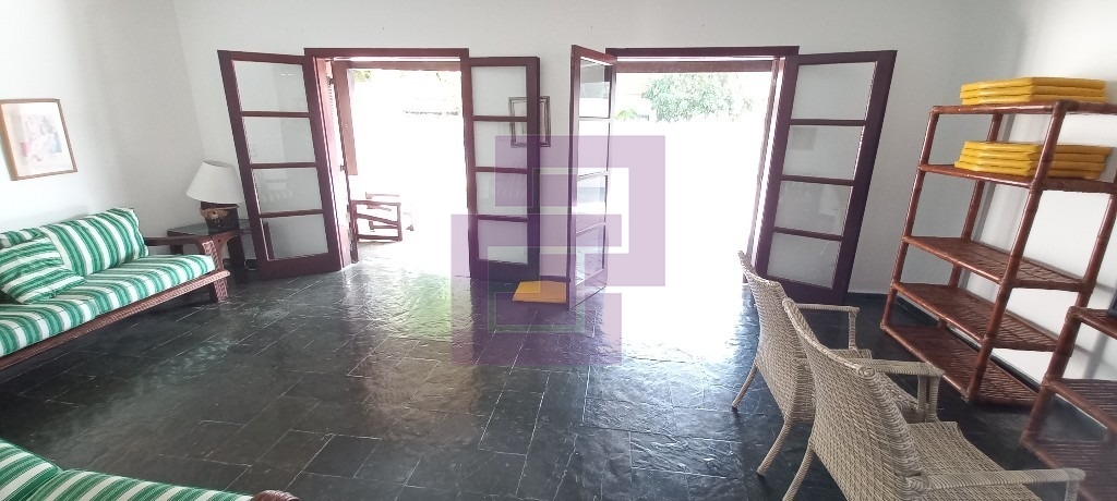 Casa bem localizada.Enseada!