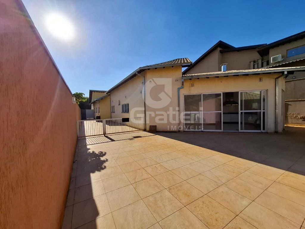 Casa de alto padrão no portal dos oitis