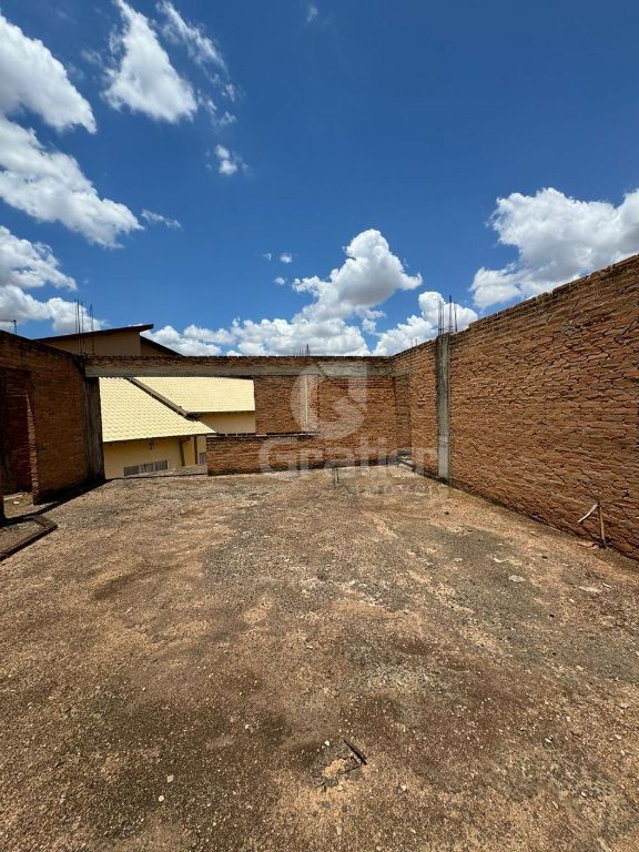 Sobrado em construção no portal dos oitis