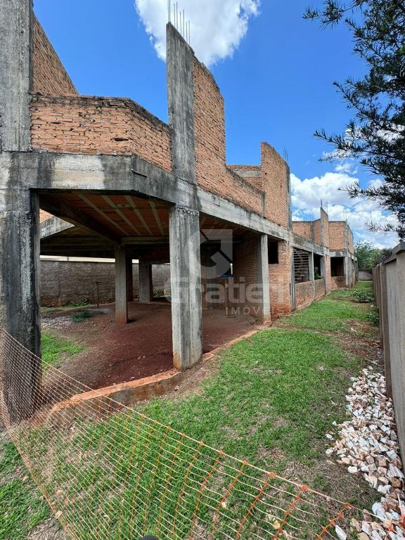 Sobrado em construção no portal dos oitis