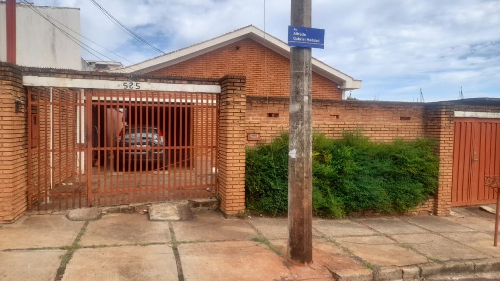 Casa com edícula no jardim água branca