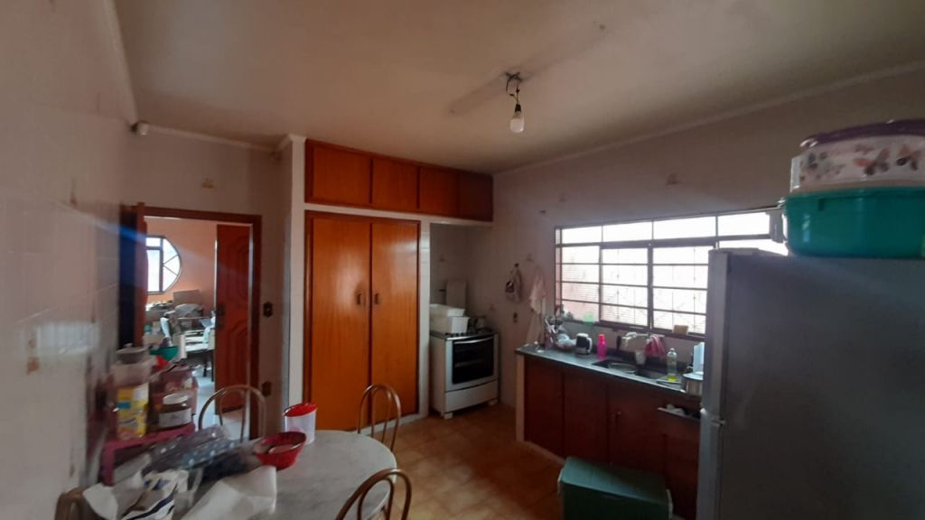 Casa com edícula no jardim água branca
