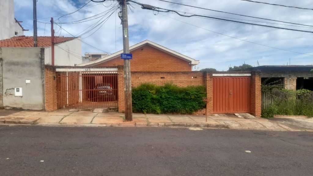 Casa com edícula no jardim água branca