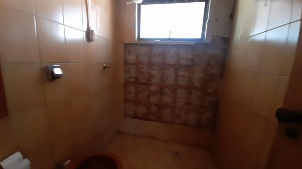 Casa com edícula no jardim água branca