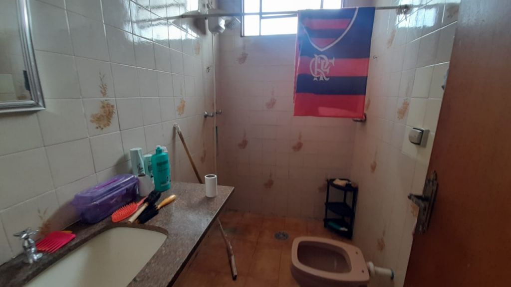 Casa com edícula no jardim água branca