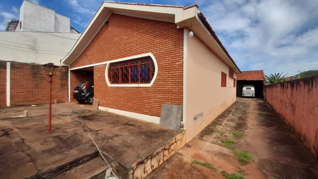Casa com edícula no jardim água branca