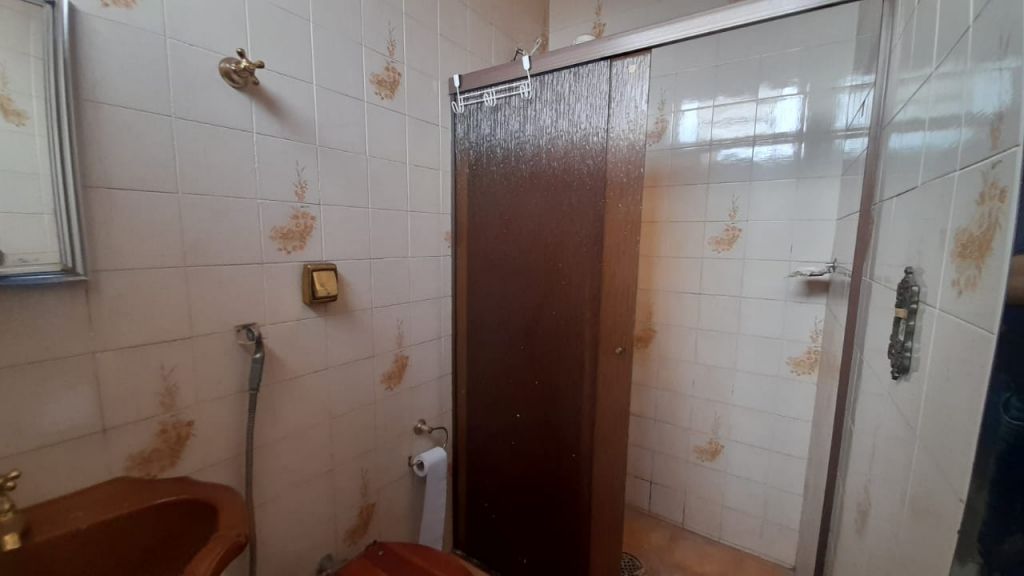 Casa com edícula no jardim água branca