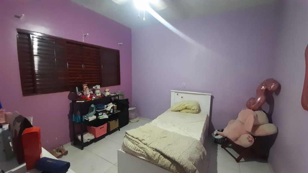 Casa com edícula no jardim água branca