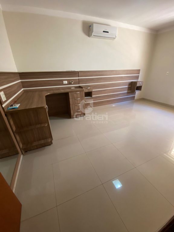 Casa com 4 Dormitórios no Centro, próximo a avenida 36