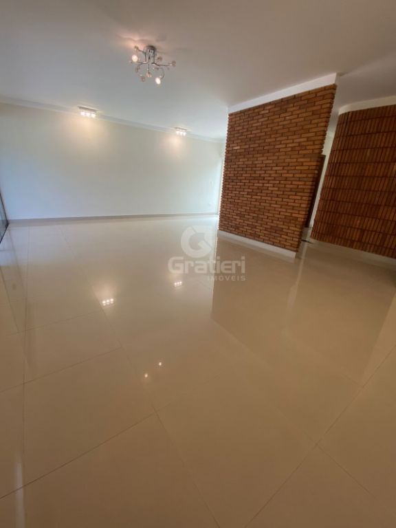 Casa com 4 Dormitórios no Centro, próximo a avenida 36
