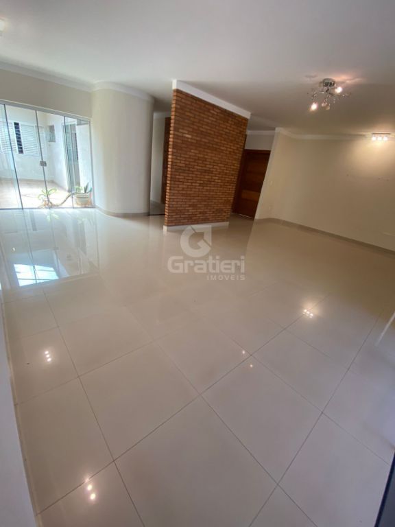 Casa com 4 Dormitórios no Centro, próximo a avenida 36