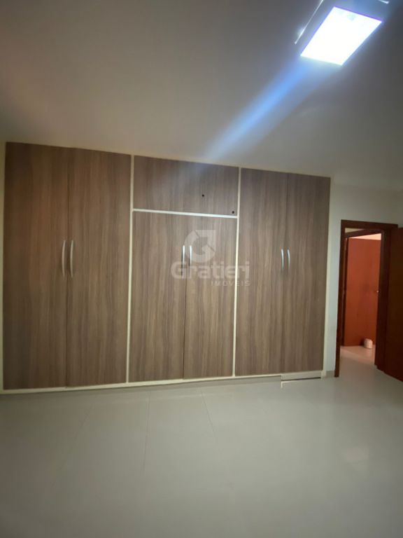 Casa com 4 Dormitórios no Centro, próximo a avenida 36
