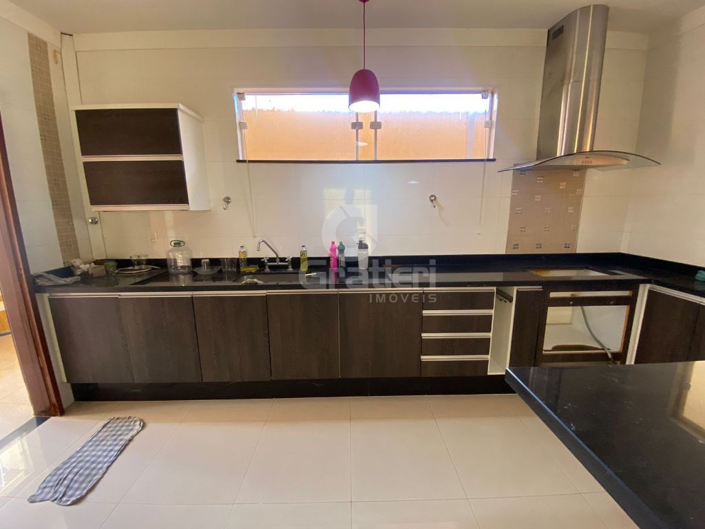 Casa com 4 Dormitórios no Centro, próximo a avenida 36