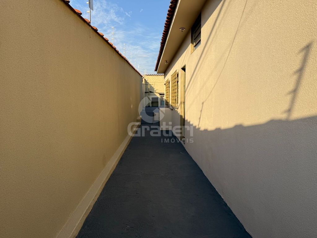 Casa de esquina geminada e reformada – jardim das paineiras,
