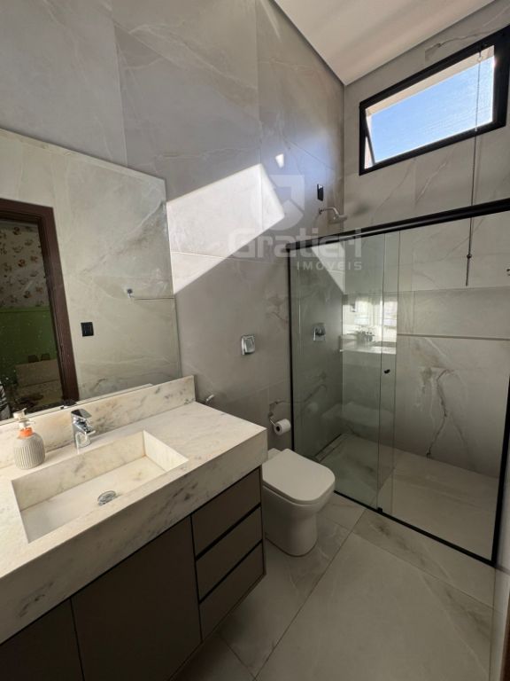Residência de Alto Padrão com 3 Suítes, Piscina Aquecida e Espaço Gourmet no Quinta das Laranjeiras