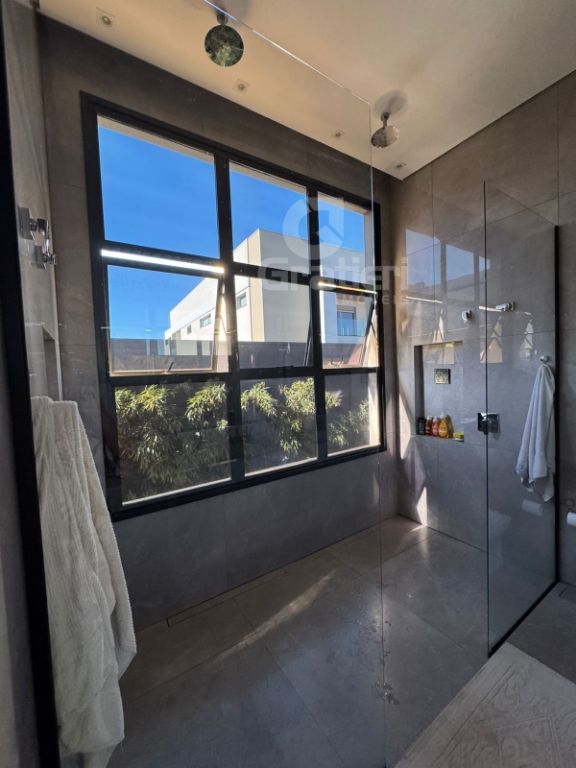 Residência de Alto Padrão com 3 Suítes, Piscina Aquecida e Espaço Gourmet no Quinta das Laranjeiras