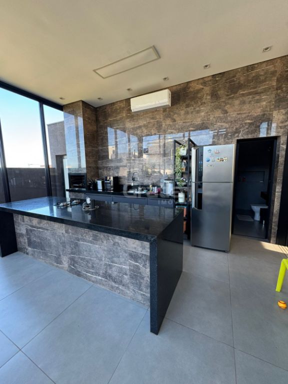 Residência de alto padrão com 3 suítes, piscina aquecida e e